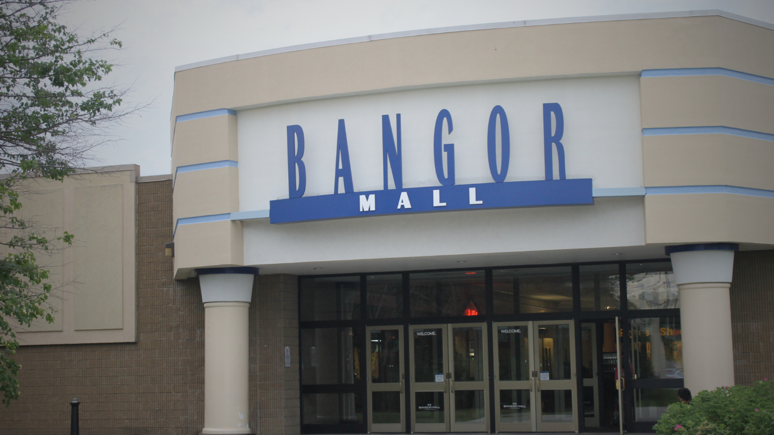 Security Guard At โZombieโ Bangor Mall Orders Customer To Stop Filming As City Cuts Power