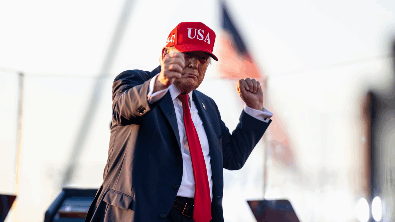 Trump Blasts Tariff Critics as “Fools,” Says Tariff Revenues Will Fund $2,000 Payments to Americans