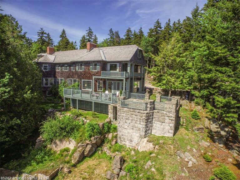 Martha Stewart Buys Maine Neighbor’s House For $3 Million, Knocks It Down To Build A Pool